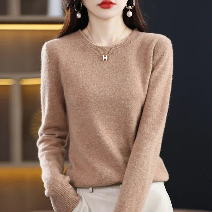 Marielle classic crew neck sweater in green, front view
